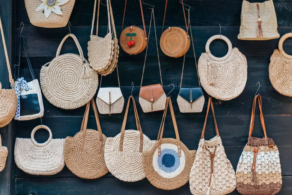 Tas anyaman dari plastik bekas buatan tangan