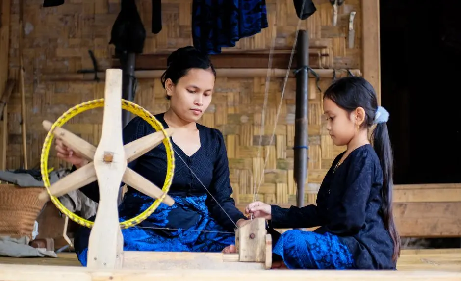Kerajinan Keluarga: Belajar Sambil Menempel dan Menggunting di Lubuk Basung